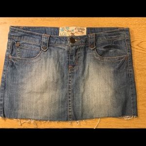 Denim mini skirt with distressed hem 🔸